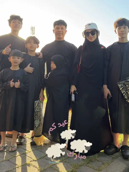 Ratna Galih tampil kompak dengan keluarga mengenakan busana serba hitam. Ratna Galih mengenakan khimar dipadukan abaya. Ia juga tampil dengan bucket hat putih. [@ratnagalih]