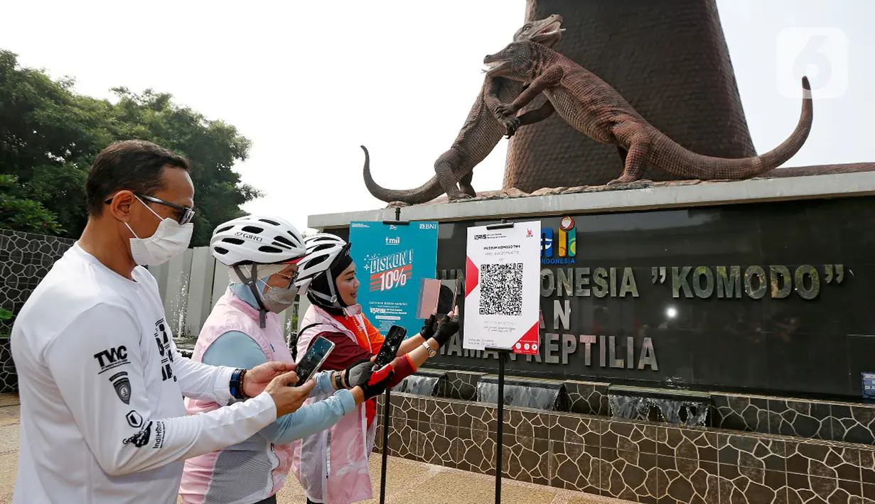 Wakil Dirut BNI Adi Sulistyowati (kanan), Direktur Bisnis Konsumer Corina Leyla Karnalies (tengah) dan Direktur Eksekutif TMII I Gusti Putu Ngurah Sedana (kiri) membeli tiket masuk Museum Komodo menggunakan QRIS melalui BNI Mobile Banking di TMII Jakarta, Sabtu (02/10/2021). (Liputan6.com/HO/BNI)	`