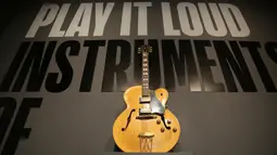 Gitar yang dimainkan oleh musisi legendaris, Chuck Berry ditampilkan di pintu masuk pameran Play It Loud: Instruments of Rock & Roll di Metropolitan Museum of Art di New York, 1 April 2019. Pameran instrumen para legenda musik ini dibuka untuk umum mulai 8 April - 1 Oktober 2019. (AP/Seth Wenig)