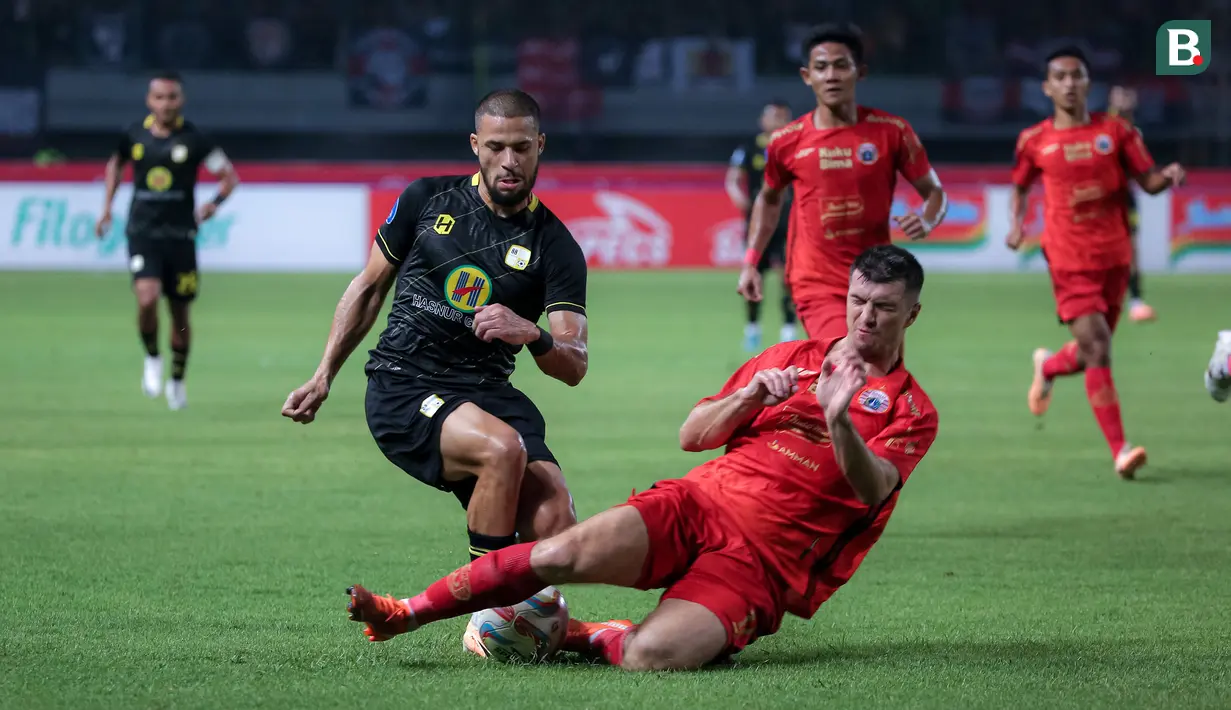 <p>Pemain Barito Putera, Murilo Otavio Mendes (kiri) berebut bola dengan pemain Persija Jakarta, Ondrej Kudela saat laga lanjutan BRI Liga 1 2023/2024 antara Persija Jakarta melawan Barito Putera di Stadion Patriot Candrabhaga, Bekasi, Sabtu (07/10/2023). (Bola.com/Bagaskara Lazuardi)</p>