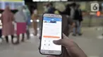 Calon penumpang membeli tiket kereta Mudik Lebaran 2020 melalui aplikasi KAI Access di Stasiun Pasar Senen, Jakarta, Senin (17/2/2020). PT Kereta Api Indonesia resmi membuka penjualan tiket Mudik Lebaran 2020 mulai 14 Februari 2020. (merdeka.com/Iqbal Nugroho)
