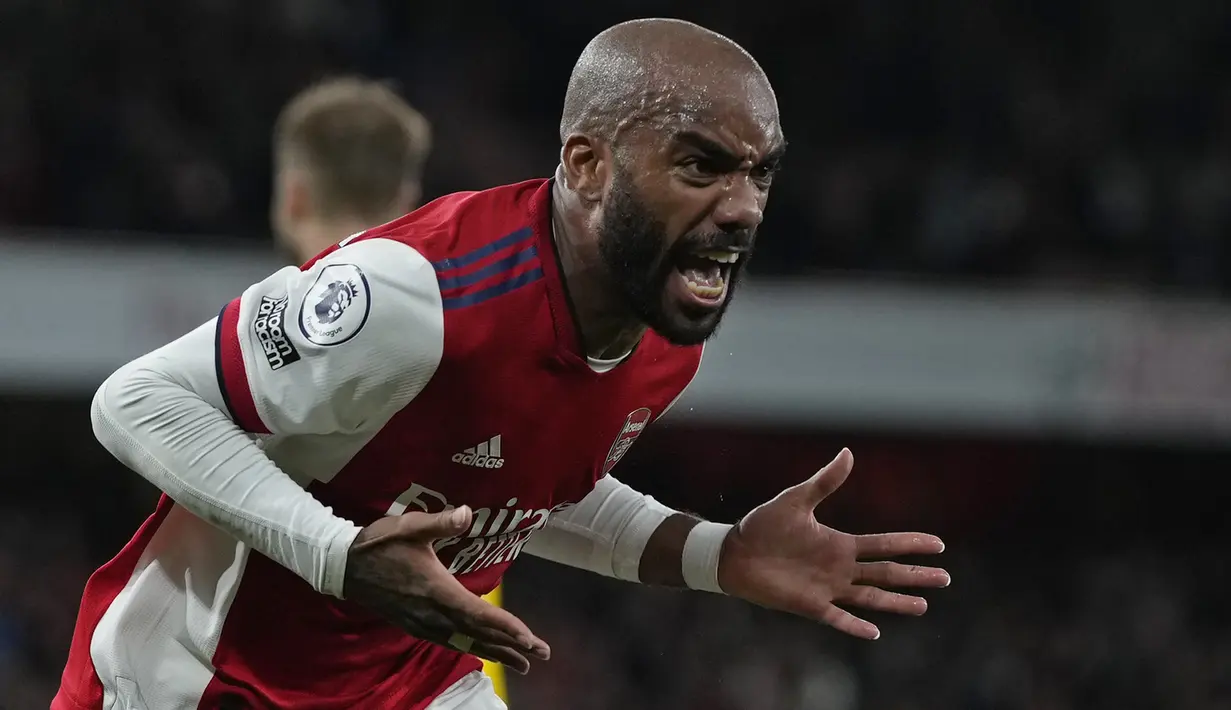 Penyerang Arsneal, Alexandre Lacazette berselebrasi usai mencetak gol menit ke 90+5 ke gawang Crystal Palace pada pertandingan lanjutan Liga Inggris di Stadion Emirates, London, Selasa (19/10/2021). Arsenal bermain imbang atas Crystal Palace 2-2. (AP Photo/Alastair Grant)