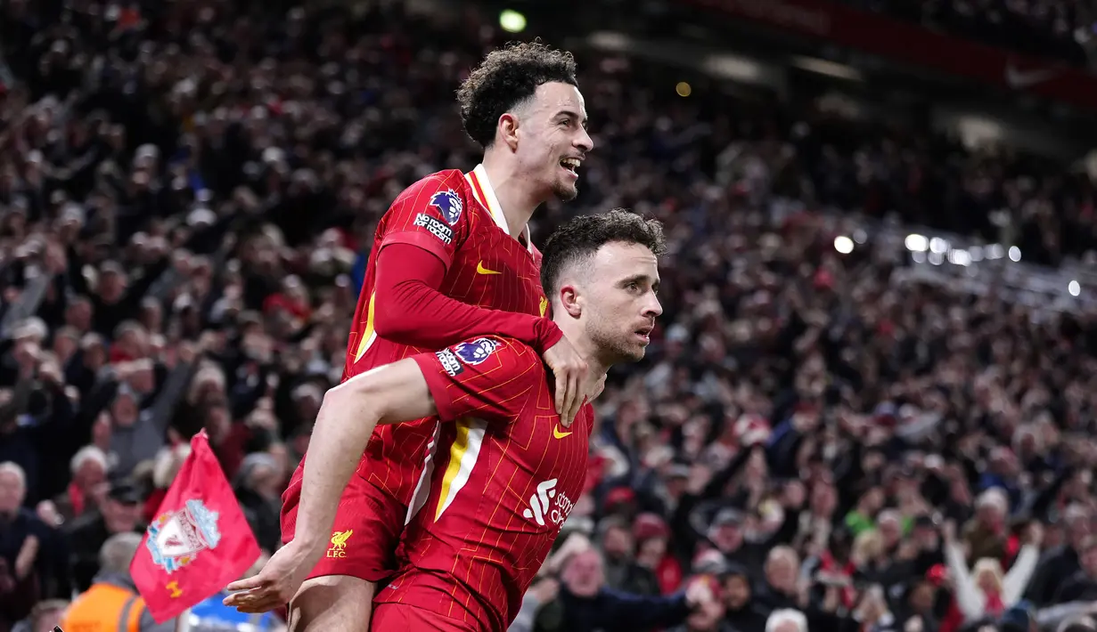 Pemain Liverpool, Diogo Jota (bawah) melakukan selebrasi bersama Curtis Jones (atas) setelah mencetak gol ke gawang Everton dalam laga lanjutan Liga Inggris 2024/2025 di Anfield, Liverpool, Inggris, Rabu (02/04/2025) waktu setempat. (AP Photo/PA/Peter Byrne)
