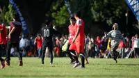 Paulo Sitanggang diserbu penonton usai bermain di Liga Ramadhan 2015 Makassar (Bola.com/Ahmad Latando)