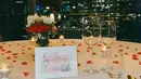 Momen spesial ini pun dirayakan keduanya dengan makan malam romantis dengan pemandangan yang indah di malam hari. Mejanya pun dihiasi oleh bunga-bunga cantik. @vidialdiano]