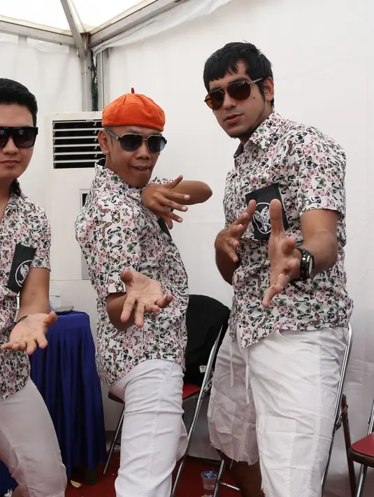 Bahkan hampir di setiap aksinya pria yang kerap disapa Bang Ocit itu selalu hadir dengan pet oranye. (Wimbarsana Kewas/Bintang.com)