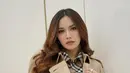 Mahalini Raharja terlihat edgy dengan padukan kemeja Burberry dan trench coat yang ikonik [@mahaliniraharja]