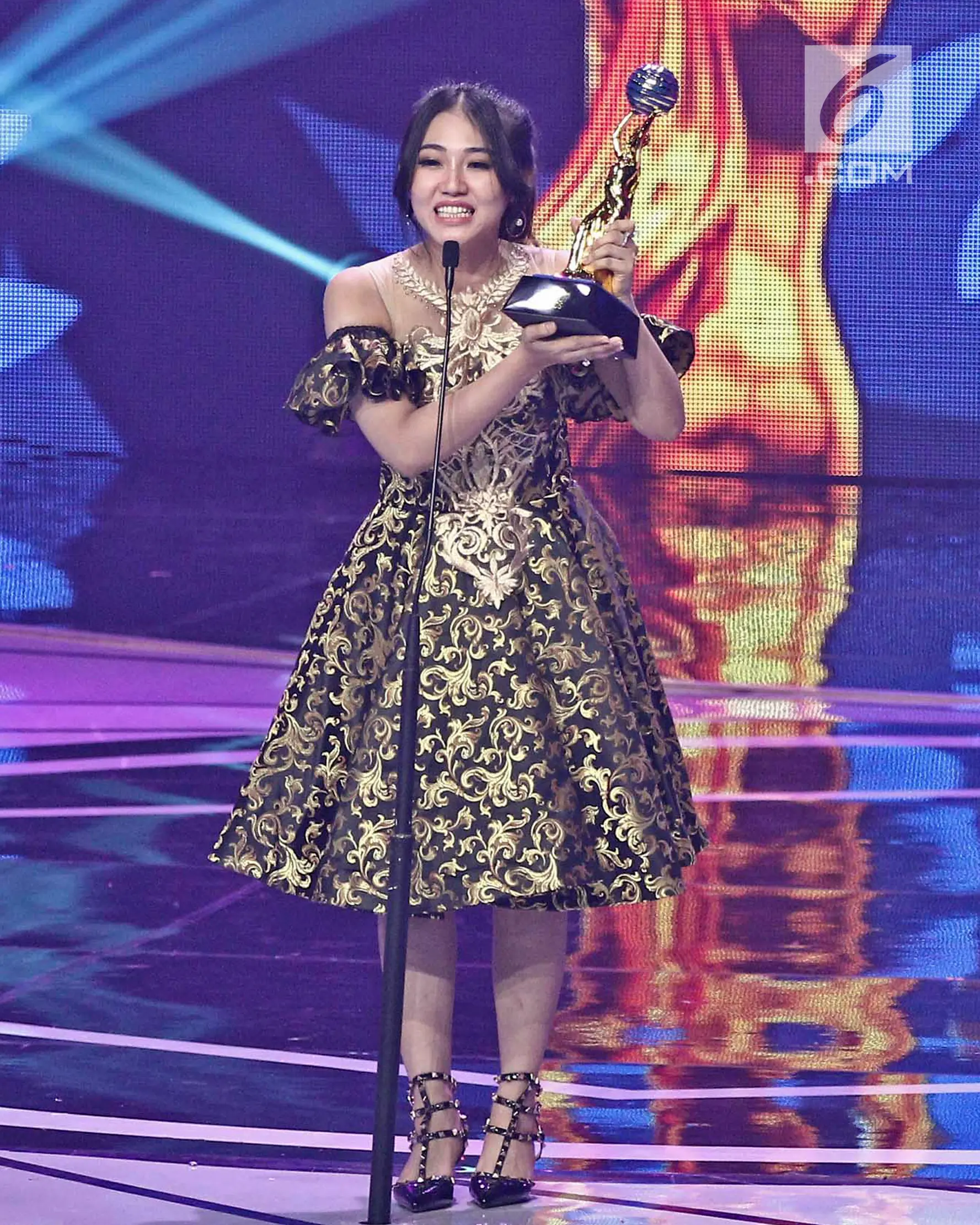 	Penyanyi dangdut Via Vallen menerima piala untuk kategori penyanyi dangdut solo wanita terpopuler dalam ajang Indonesian Dangdut Awards 2017 di Studio 6 EMTEK CITY, Jakarta, Jumat (13/10). (Liputan6.com/Herman Zakharia)