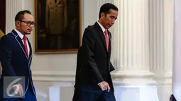 Presiden Jokowi didamping Menteri Ketenagakerjaan M Hanif Dhakiri berjalan menemui PM Malaysia, HE Dato Sri Muhammad Najib Tun Abdul Razak di Istana Merdeka, Jakarta, Senin (1/8). (Liputan6.com/Faizal Fanani)