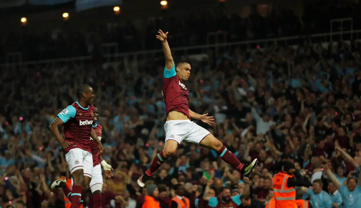 Manchester United menelan kekalahan 2-3 dari West Ham United dalam laga pekan ke-35 Premier League di Boleyn Ground, Rabu (11/5/2016) dini hari WIB. Winston Reid menjadi penentu kemenangan West Ham. (Action Images via Reuters/John Sibley)