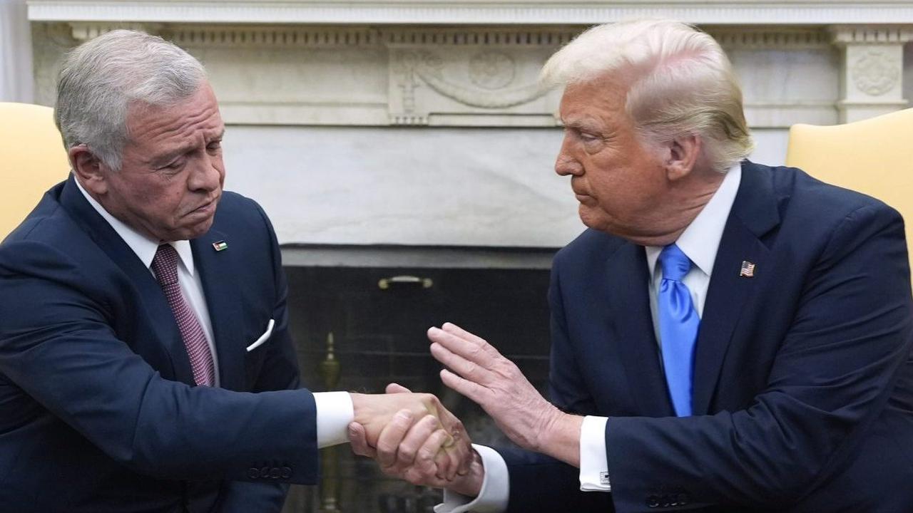 Ketika Seorang Raja Arab Tertunduk Lesu di Hadapan Trump, Ekspresi Wajahnya Mengatakan Segalanya