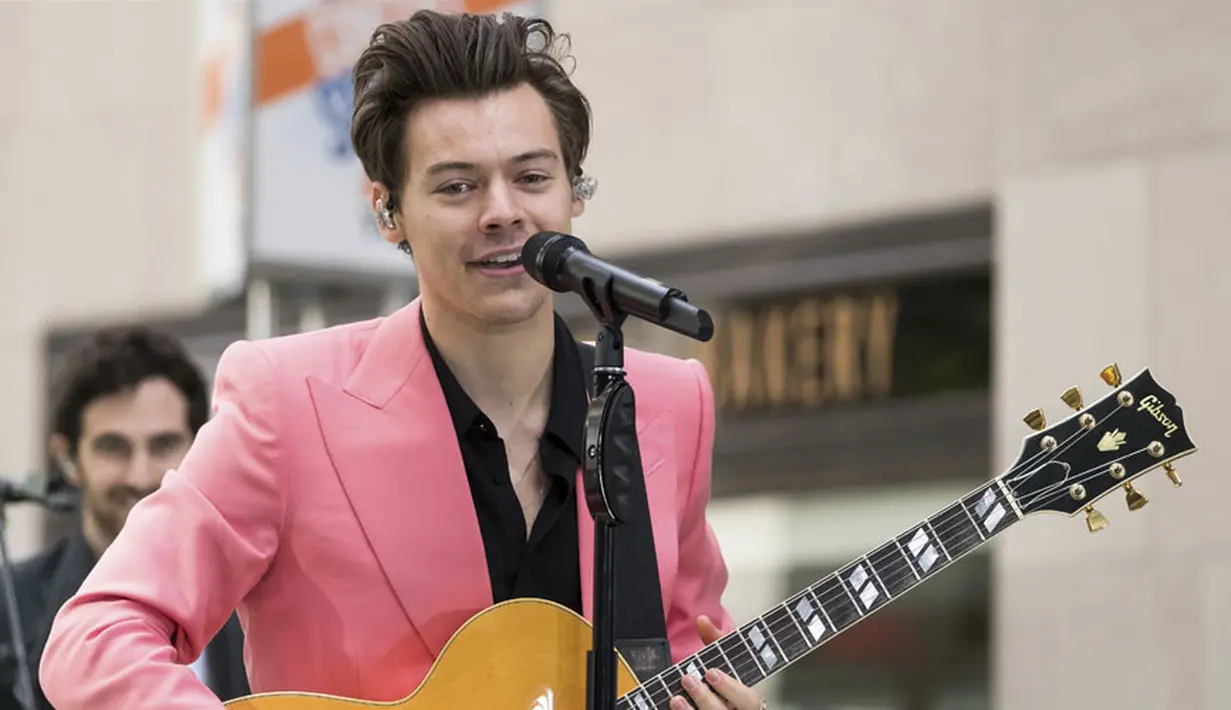 “Tak percaya, Harry Styles baru saja menelpon ayahku. Mendengar suaranya menjadi kebahagiaan dan Freya telah benar-benar sadar dan da pun kaget ketika tahu Harry menelponnya,” kakak freya, Georgia Lewis. (APExchange/Bintang.com)
