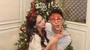 Meski beda agama, Steffi Zamora tetap menemani Fero Walandouw rayakan Natal. Sudah kenal dengan keluarga masing-masing, pasangan ini didoakan langgeng dan didoakan segera menikah. Pakai atribut Natal seperti bando dan kacamata sembari berpose lucu, Steffi dan Fero Walandouw tampak menggemaskan. (Liputan6.com/IG/@steffizamoraaa)