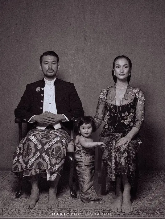 Kalau yang satu ini, Atiqah Hasiholan foto bersama sang suami, Rio Dewanto dan anaknya, Salma Putri Dewanto. Di unggahannya, Atiqah menuliskan ingin mengapresiasi kepada para pria yang telah mendukung kemajuan wanita. (Instagram)