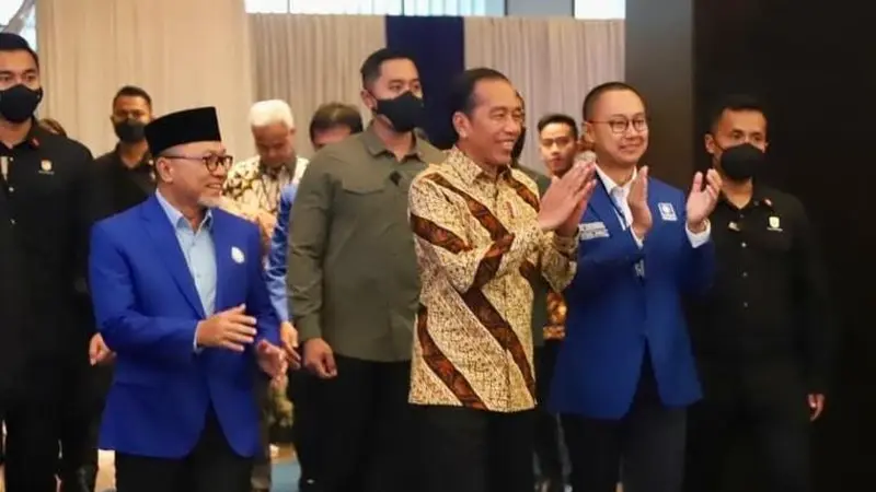 Presiden Joko Widodo atau Jokowi (Tengah), Ketua Umum PAN Zulkifli Hasan (Kiri), dan Sekjen PAN Eddy Soeparno (Kanan).