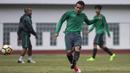 Gelandang Timnas Indonesia U-19, Egy Maulana Vikri, melepaskan tendangan saat latihan di Stadion Wibawa Mukti, Bekasi, Senin (16/10//2017). Persiapan ini dilakukan jelang kualifikasi Piala Asia U-19. (Bola.com/Vitalis Yogi Trisna)