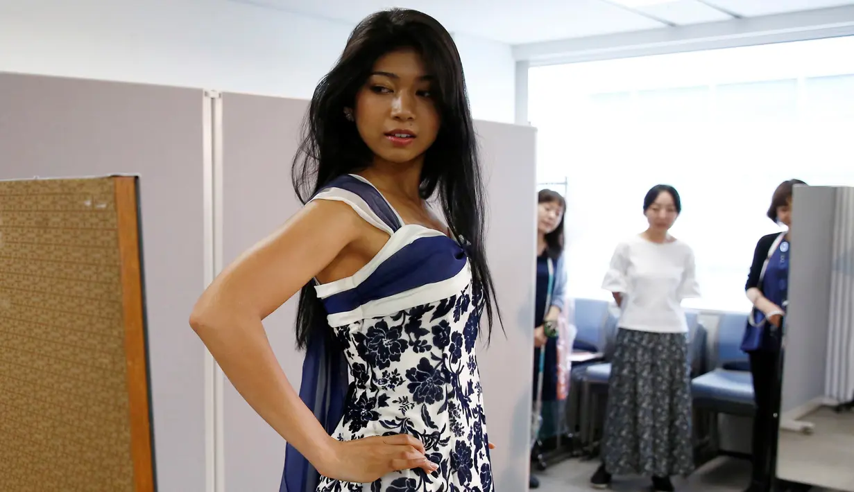 Miss Japan 2016, Priyanka Yoshikawa saat mencoba gaun untuk kompetisi Miss World, di workshop desainer di Tokyo, Jepang Rabu (7/9). Wanita berkulit gelap ini ingin menggunakan gelar yang diraihnya untuk membantu mengubah presepsi. (REUTERS/Kim Kyung-hoon)