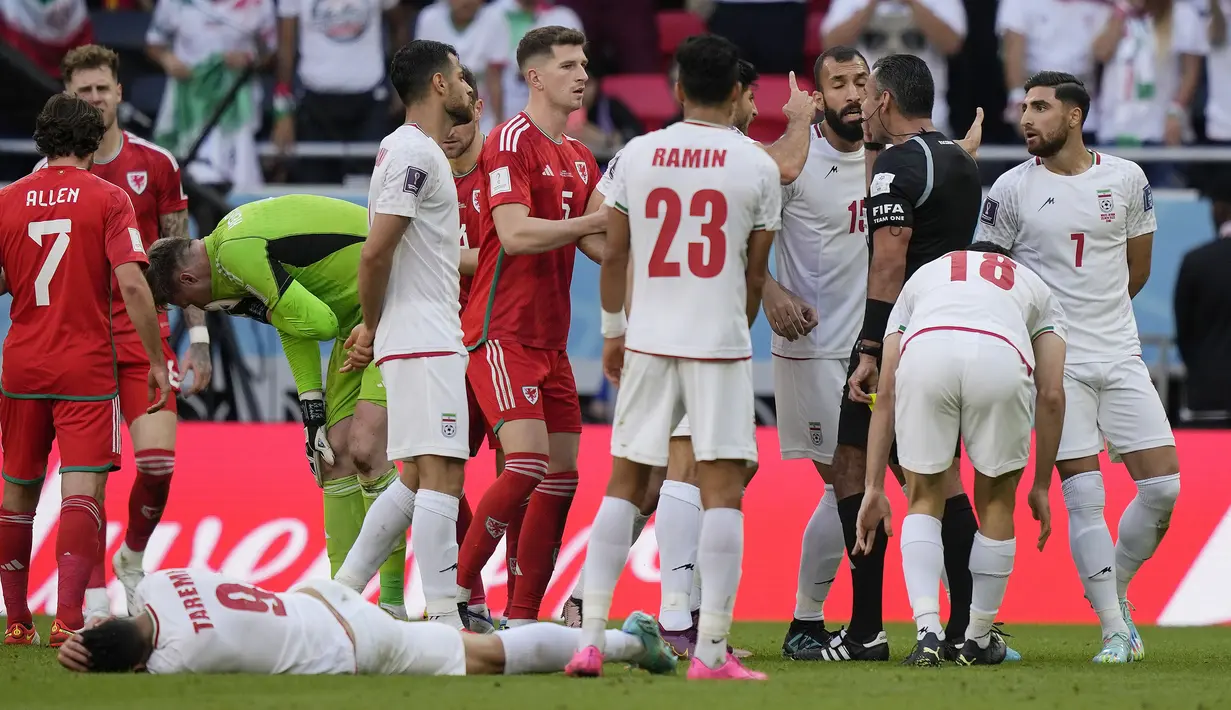Namun, para pemain Iran tidak terima dengan keputusan tersebut dan membuat wasit pada akhirnya harus meninjau VAR. (AP/Frank Augstein)