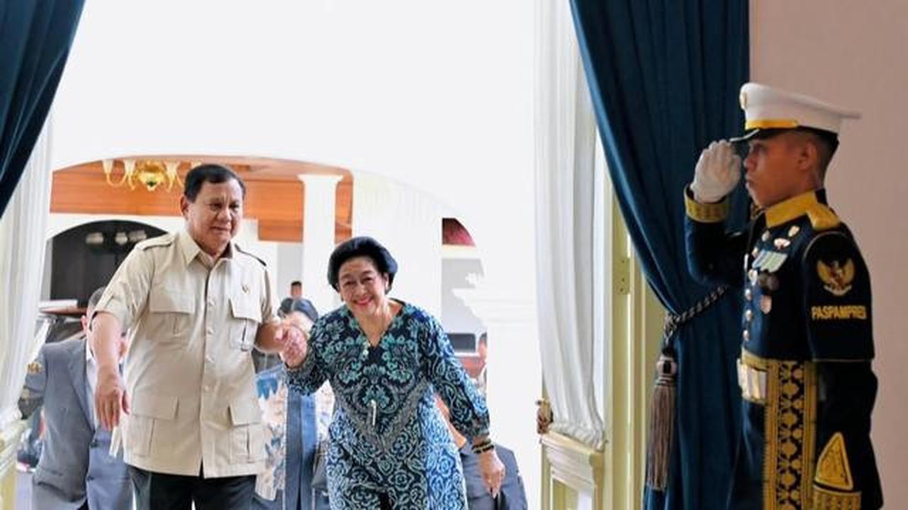 Saat Prabowo Menggandeng Tangan Megawati Ketika Bertemu di Istana