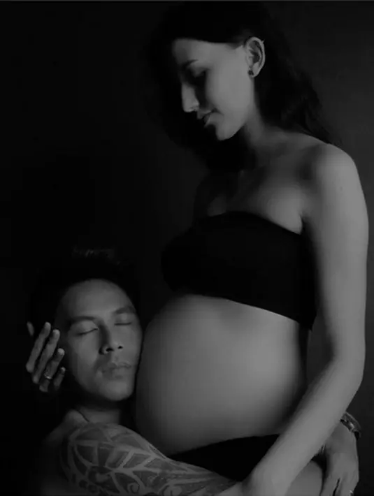 "Congrats yaa kak @fandych sekarang jadi papah muda yaa 😍 Lucu banget ih , ganteng jugaa 😘 sadar kamera kayak bapaknya nih. Kak @dahliachr selamat ya udah jadi mamah muda, mommy cantik ciyee..@fandych" tulis adriantidyah. (Instagram/dahliachr)