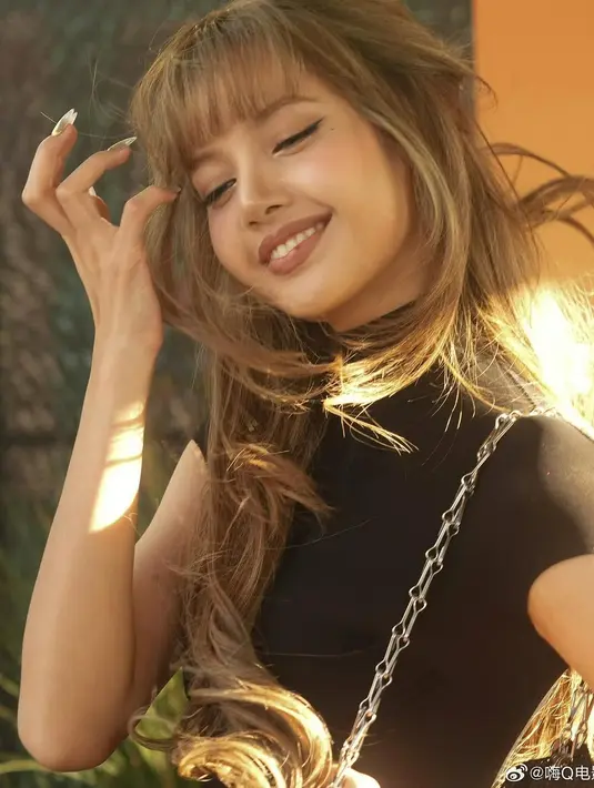 Gaya tersebut mempertegas fitur wajahnya yang tegas namun tetap lembut.  [@no.1lloud].