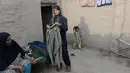 Perempuan Afghanistan, Sitara Wafadar yang menyamar sebagai laki-laki berada di rumahnya, Provinsi Nangarhar, 20 Maret 2018.  Perempuan 18 tahun itu dan keluarganya yang miskin tinggal di sebuah rumah terbuat dari bata lumpur. (NOORULLAH SHIRZADA/AFP)