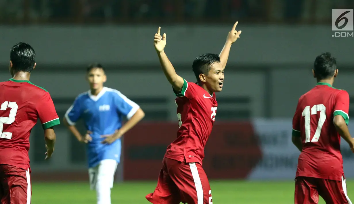 Pemain Timnas Indonesia U-16, Sukra Yatul Fajra melakukan selebrasi usai mencetak gol ke gawang Singapura U-16 saat laga persahabatan di Stadion Wibawa Mukti, Kab Bekasi, Kamis (8/6). Indonesia U-16 menang telak 4-0. (Liputan6.com/Helmi Fithriansyah)