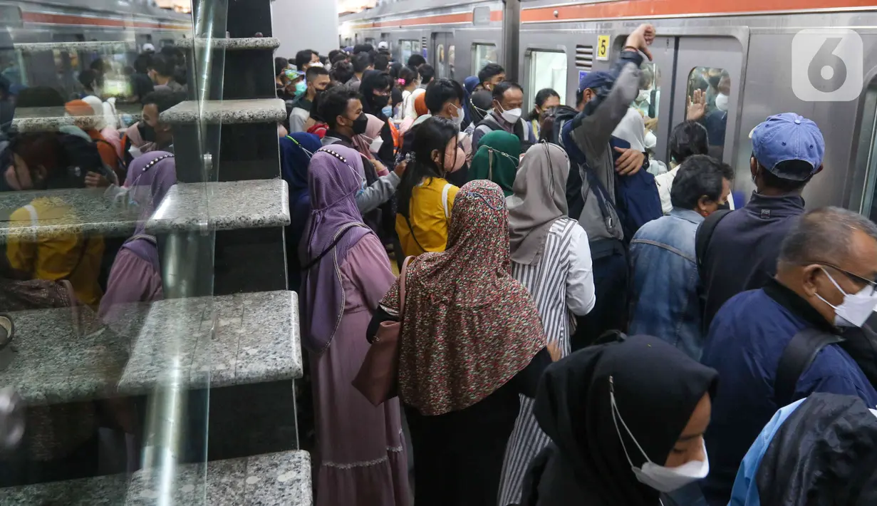 Suasana penumpang saat perubahan rute KRL Commuterline di Stasiun Manggarai, Jakarta, Senin (30/5/2022). Perubahan rute baru kereta rel listrik yang diberlakukan pada Sabtu, 28 Mei 2022 lalu dikarenakan proses Switch Over ke 5 penataan lintas kereta api di  Stasiun Manggarai. (Liputan6.com/Herman Zakharia)