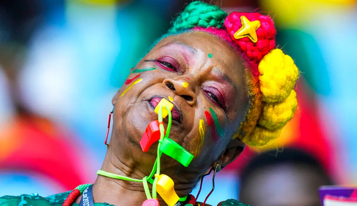 Seorang suporter dari Kamerun berpose sebelum dimulainya pertandingan sepak bola Grup G Piala Dunia 2022 antara Swiss dan Kamerun di Stadion Al Janoub, Al Wakrah, Qatar, Kamis (24/11/2022). (AP Photo/Petr Josek)