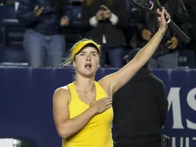 Petenis Ukraina Elina Svitolina membalas salam penonton setelah bertanding melawan Anastasia Potapova dari Rusia pada turnamen WTA Monterrey di Monterrey, Meksiko, 1 Maret 2022. Elina Svitolina, unggulan utama turnamen ini, berhasil menyingkirkan Anastasia Potapova dengan skor 6-2 6-1. (AP Photo)