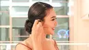 Wika Salim saat tersenyum di potret candid ini. Pesona kecantikannya kian bertambah. “Looknya bukan biduan dangdut ini mah sekelas diva,” tulis akb****.  (Instagram/wikasalim)