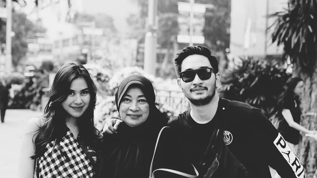 Syahnaz Sadiqah Ucapkan Kalimat Perpisahan Penuh Duka untuk Ibunda Jeje Govinda: Terima Kasih untuk Kasih Sayang Mama Selama Ini. (instagram.com/syahnazs)