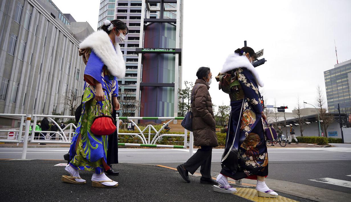 Para wanita berusia 20 tahun mengenakan kimono saat berpartisipasi dalam upacara Coming of Age Day di Distrik Shibuya, Tokyo, Jepang, Senin (10/1/2022). Coming of Age Day diadakan setiap tahun pada Senin kedua bulan Januari untuk merayakan remaja Jepang menjadi dewasa. (AP Photo/Eugene Hoshiko)