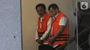Gubernur Kepulauan Riau nonaktif Nurdin Basirun dan Pemegang saham Mayoritas PT Bintuni BEP, David Manibui usai menjalani pemeriksaan di Gedung KPK, Jakarta, Jumat (25/10/2019). Keduanya diperiksa sebagai tersangka untuk melengkapi berkas dugaan korupsi yang menjeratnya. (merdeka.com/Dwi Narwoko)