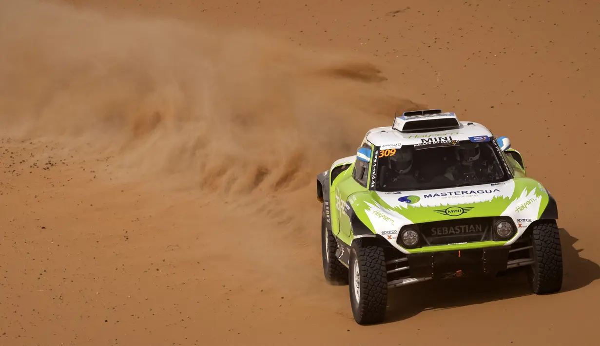 Pembalap Argentina Sebastian Halpern dan co-driver Bernardo Graue bersaing di MINI JCW Buggy mereka selama Reli Maroko 2021 di wilayah Merzouga (10/10/2021). (AFP/Fadel Senna)