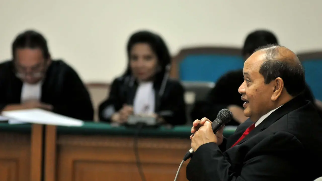 [FOTO] Dituntut 4,6 Tahun dan Denda Rp.200 Juta, Emir Moeis Tersenyum