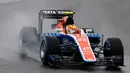 Rio Haryanto saat beraksi di latihan bebas ketiga F1 GP China. Rio Haryanto menempati posisi ke-20 dalam kualifikasi yang berlangsung Sabtu (16/4/2016) dan akan start di depan Pascal Wehrlein dan Lewis Hamilton. (EPA)