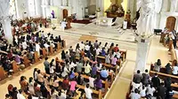 Umat Kristen dalam kebaktian Jumat Agung Hari Raya Paskah di Gereja Katedral, Denpasar, Bali. Sedikitnya 237 gereja di Bali menjadi pusat kebaktian pada puncak perayaan Hari Raya Paskah 2011. (ANTARA)