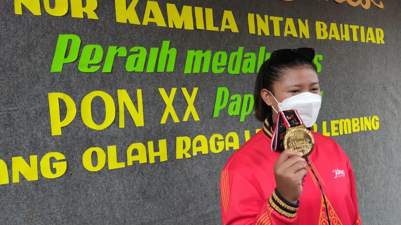Atinna Nur Kamila Intan Bahtiar (22), warga RT 04 RW 01 Desa Pangebatan, Kecamatan Karanglewas, Banyumas, berhasil meraih medali emas sekaligus memecahkan rekor PON dan rekor nasional. (Foto: Pangebatan.desa.id)