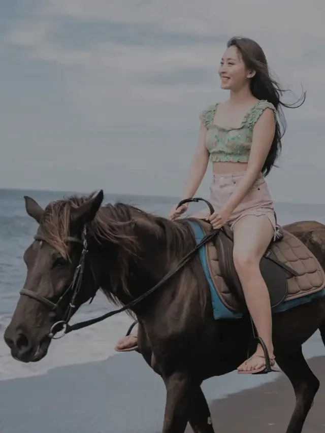 Curi Perhatian, Ini 6 Momen Seru Natasha Wilona Naik Kuda di Tepi Pantai