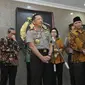 Kapolri Jenderal Tito Karnavian dan Ketua KPK Agus Rahardjo memberikan keterangan pers seusai bersilaturahmi di Mabes Polri, Jakarta, Kamis (6/7). Kapolri menyebut silaturahmi juga membicarakan kerjasama KPK dan Polri kedepan. (Liputan6.com/Helmi Afandi)