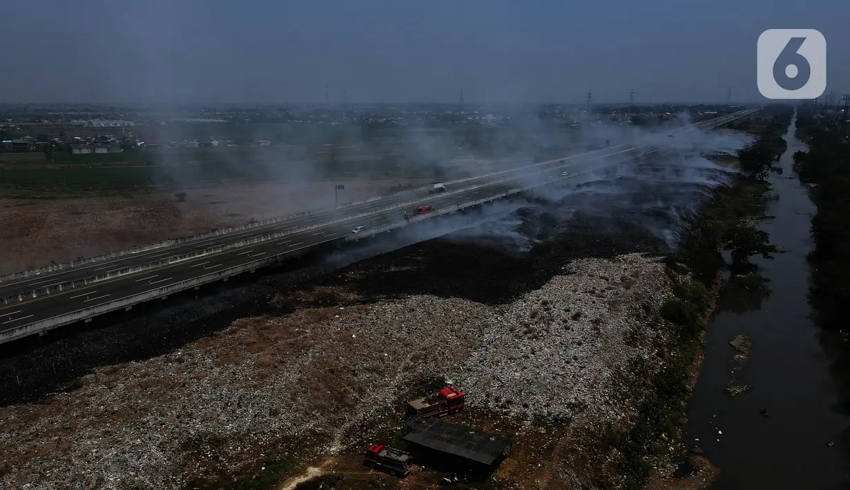 Tampak, sisa asap menutupi sebagian ruas Tol Cibitung-Cilincing, Desa Sumber Jaya, Tambun Utara, Kabupaten Bekasi, Jawa Barat, Senin (25/9/2023). (merdeka.com/Imam Buhori)