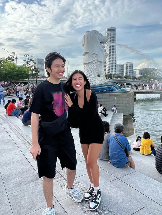 Sementara Angga Yunanda tampil santai mengenakan kaos hitam dan celana pendek warna senada, Shenina tampil elegan berbalut bodycon dress dengan kerah leher rendah warna hitam, dipadukan dengan long sleeve bolero warna senada.  (Instagram/shenacinnamon).