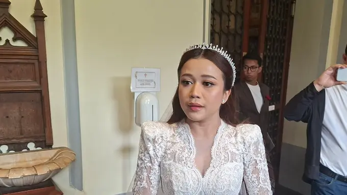 Gaun pernikahan Brisia Jodie saat resmi menikah. Dok. Kapanlagi.com