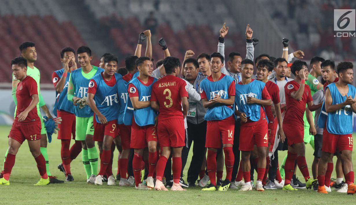 Pemain Timnas Indonesia U-19 merayakan kemenangan atas Uni Emirat Arab U-19 pada penyisihan Grup A Piala AFC U-19 2018 di Stadion GBK, Jakarta, Rabu (24/10). Indonesia unggul 1-0 dan melaju ke perempat final. (Liputan6.com/Helmi Fithriansyah)