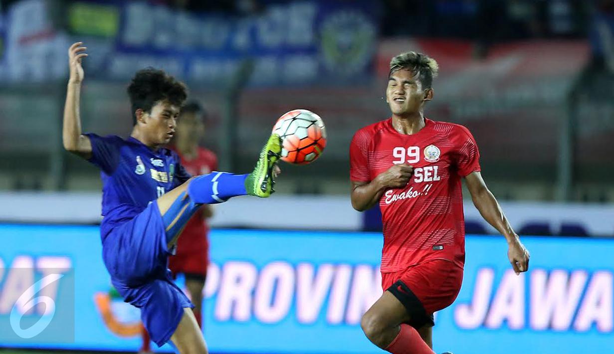 Pemain depan Sulawesi Selatan, Irfan Afandi (kanan) berebut bola dengan pemain Jawa Barat pada laga final PON XIX 2016 di Stadion Si Jalak Harupat, Kab Bandung, Rabu (28/9). Jabar unggul lewat adu penalti 5-4. (Liputan6.com/Helmi Fithriansyah)