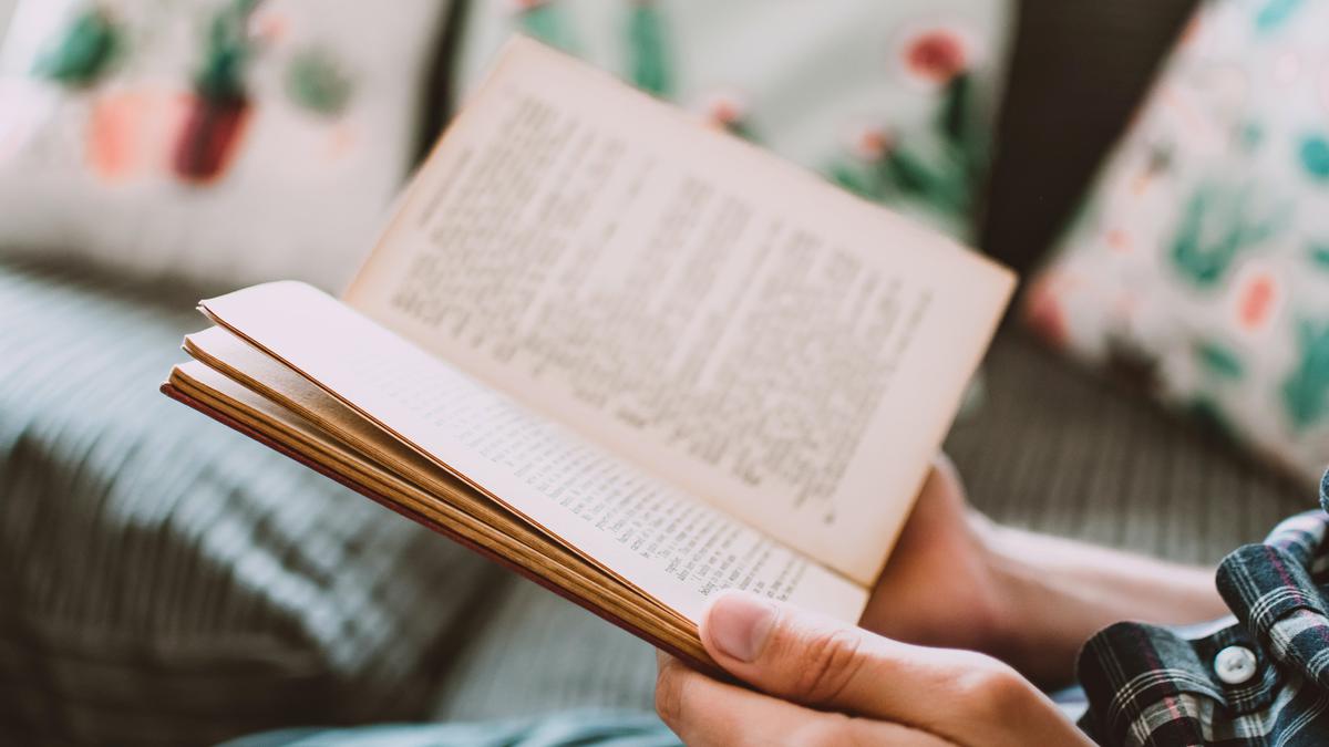 Mengenal Unsur Ekstrinsik Cerpen: Faktor di Luar Cerita yang Mempengaruhi Karya