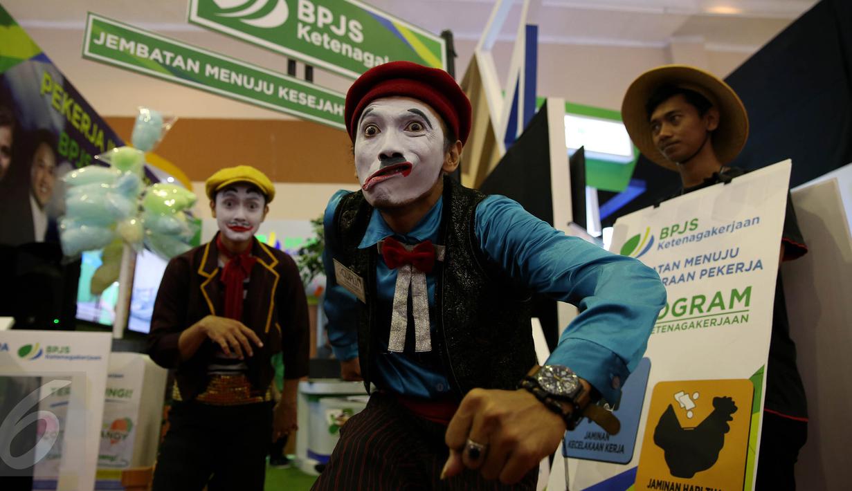 Pantomim hibur pengunjung di gerai BPJS ketenagakerjaan pada acara Indonesia Business & Development (IBD) Expo 2016 di JCC, Jakarta, Sabtu (10/9). Aksi menghibur ini merupakan program edukasi kepada pengunjung. (Liputan6/JohanTallo)
