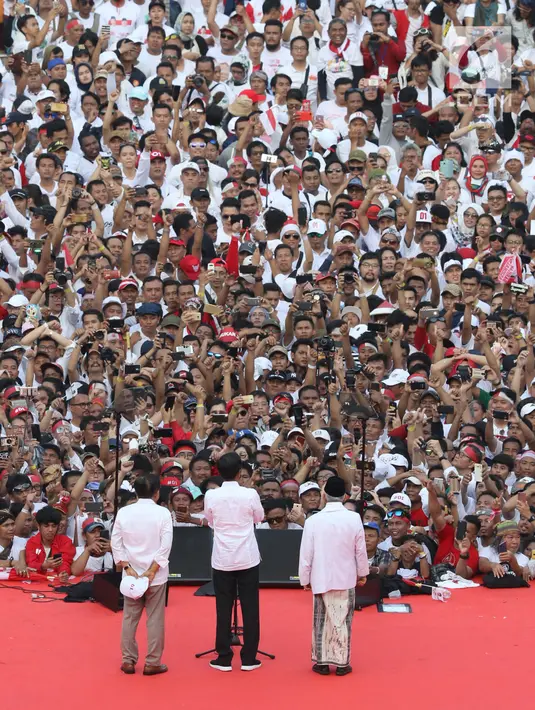 Capres nomor urut 01 Joko Widodo atau Jokowi didampingi Cawapres Ma’ruf Amin dan Wapres Jusuf Kalla saat menghadiri kampanye akbar di Stadion Utama GBK, Senayan, Jakarta, Sabtu (13/4). Kampanye yang dihadiri 500 musisi artis dan budayawan bertajuk Konser Putih Bersatu. (Liputan6.com/Angga Yuniar)