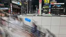 Setiap harinya, jutaan orang memadati gerbong-gerbong kereta berwarna hijau. Foto yang diambil pada tanggal 17 Juni 2024 ini menunjukkan orang-orang berjalan menaiki tangga menuju peron di stasiun Takadanobaba, salah satu dari 30 stasiun di sepanjang Jalur JR Yamanote di Tokyo.